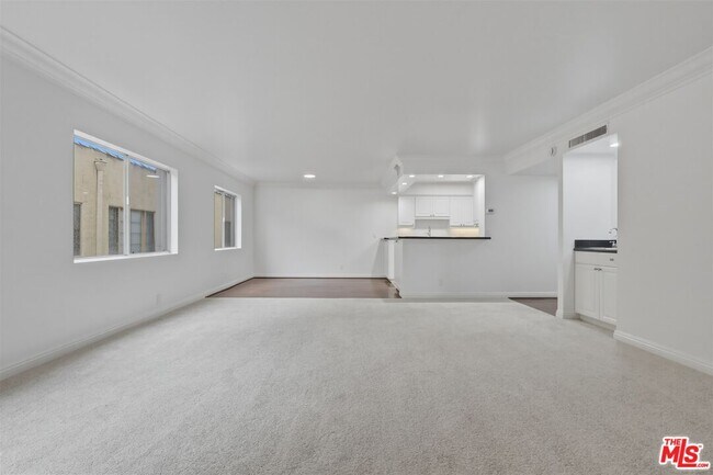 Building Photo - 435 N Oakhurst Dr