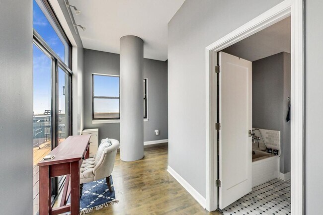 Building Photo - 2BD/2BTH PENTHOUSE  WITH PRIVATE TERRACE I...