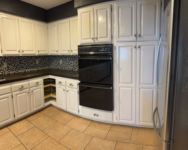 Building Photo - 857 Robinson Ln