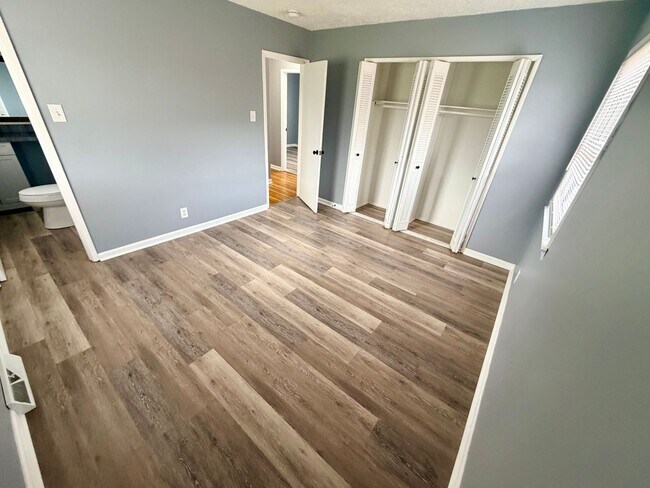 Building Photo - 1134 Oakwood Dr