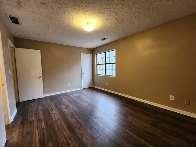 Building Photo - 3547 Main Station Dr SW