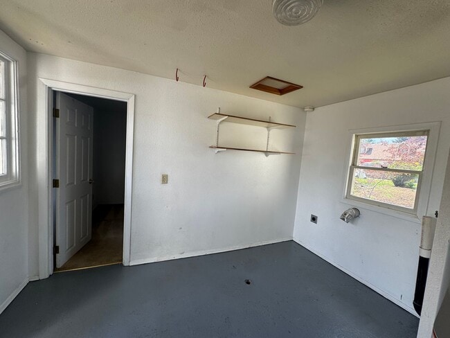 Building Photo - Quaint home in Hucrest
