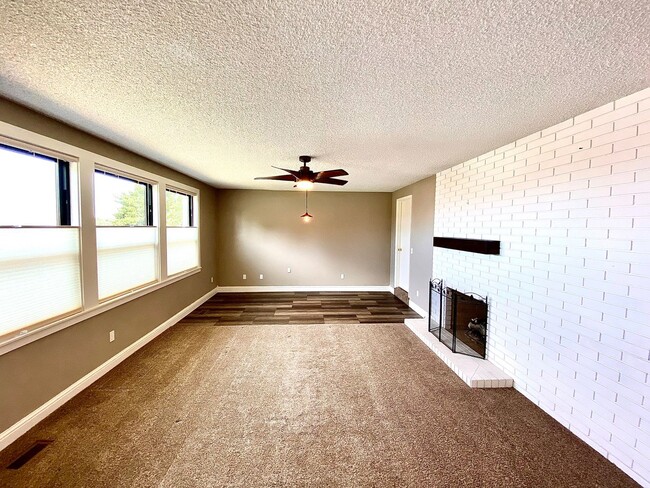 Building Photo - Lovely Highlands Home w/a View Available 7...