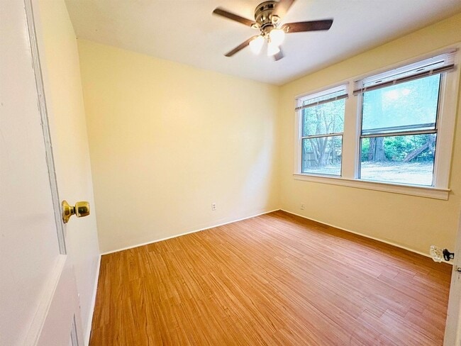 Building Photo - 412 E Magnolia Dr