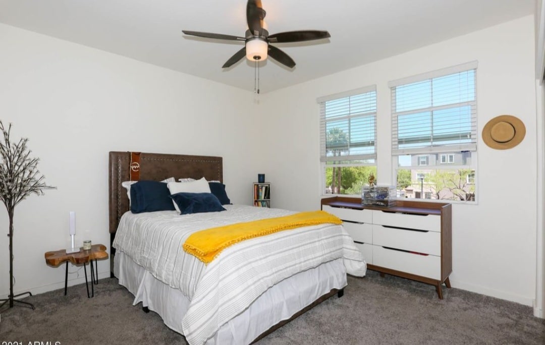 Building Photo - 2321 E Huntington Dr