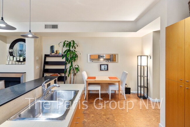 Building Photo - Gorgeous Lower Queen Anne 1BR is Perfect! * Above Safeway