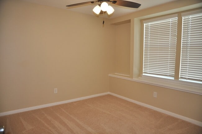 Building Photo - 16025 Summerville Lake Dr