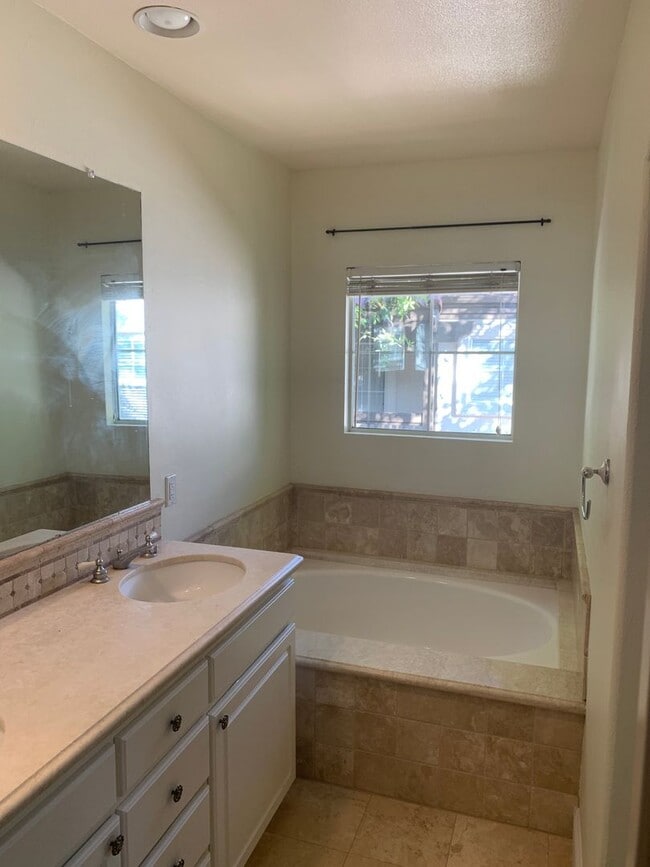 Building Photo - Remodeled Tustin Townhome 2B/3B