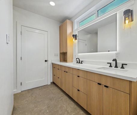 Building Photo - AVAILABLE NOW! Bright and Modern Home with High Ceilings and Premium Upgrades in the Columbia Cit...