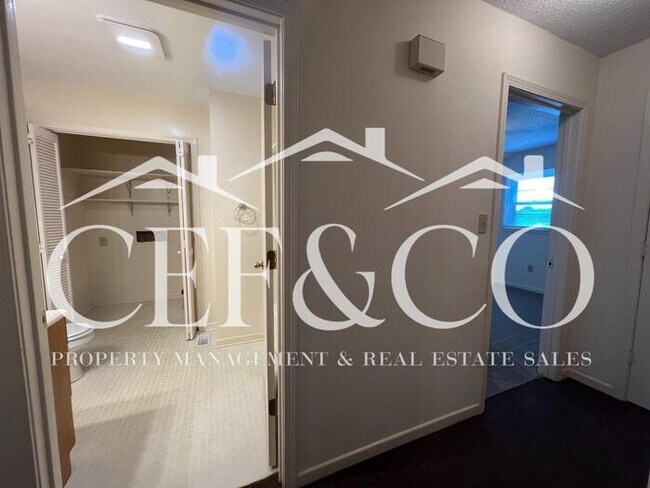 Building Photo - Beautifully maintained 2 bedroom 1.5 bathroom duplex, now available.