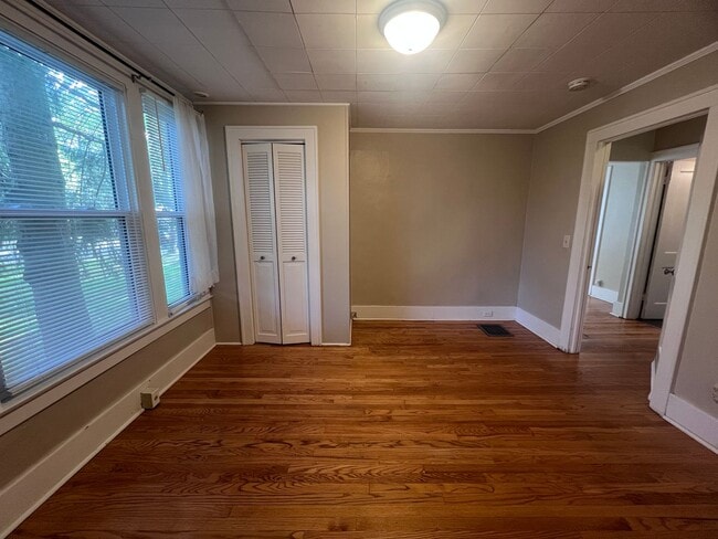 Building Photo - Two Bedroom Duplex - Located just Outside ...