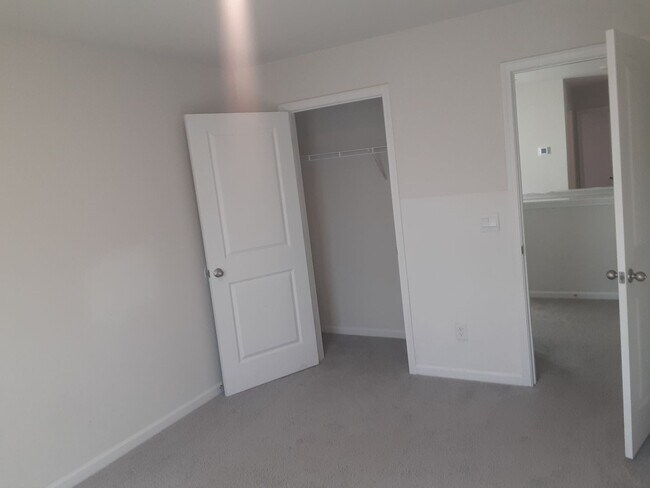 Building Photo - Charming Four Bedroom Home in Southeast Columbia!