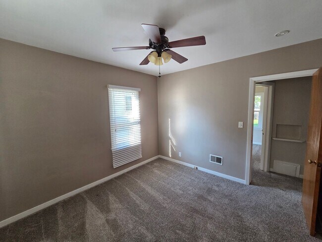 Building Photo - 3 Bedroom Cedar Falls House