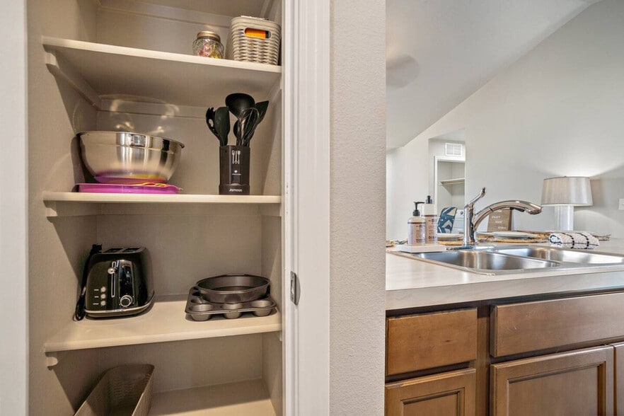 Building Photo - 11602 Maidstone St