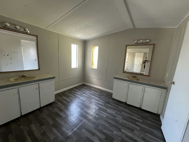 Building Photo - 11240 N Northwood Dr