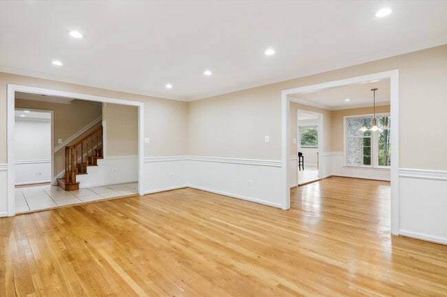 Building Photo - 5 BR 4.5 BA home with inground heated pool and extensive hardscape!