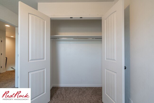 Building Photo - 3 Bedroom Townhome In Southgate Community