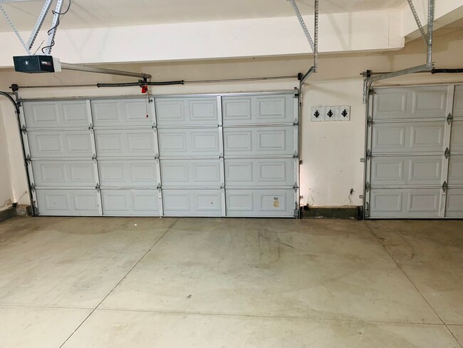 Building Photo - Large 4 bedroom home for lease in the hear...