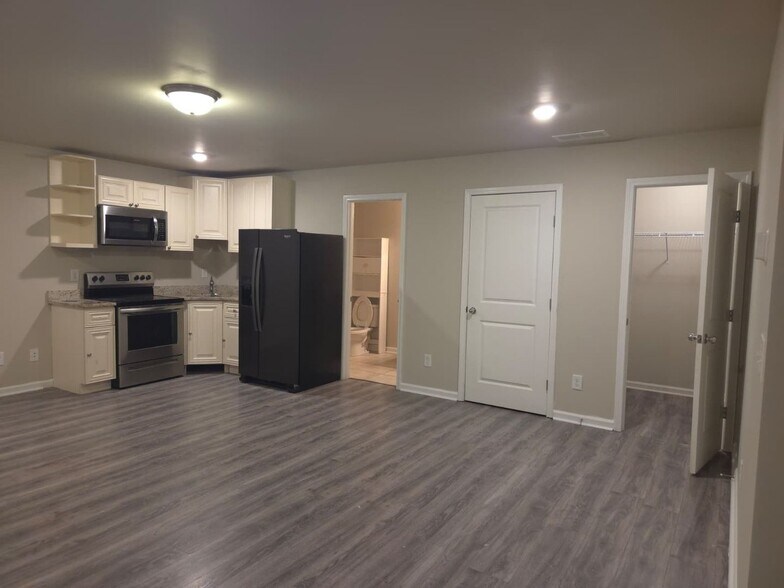 Building Photo - 302 Cashes Dr