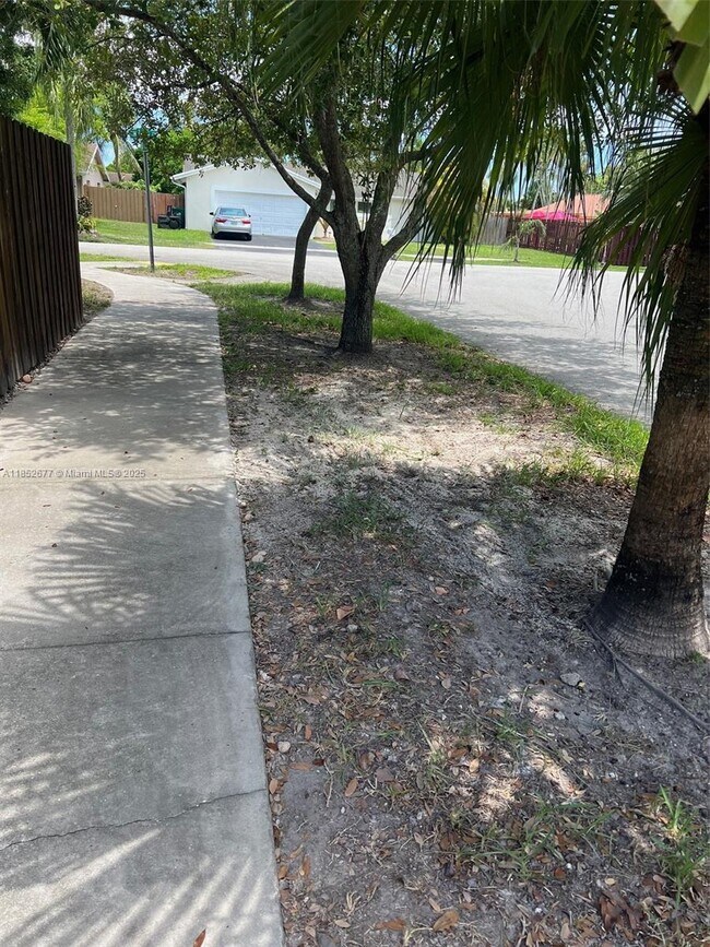 Building Photo - 5004 SW 140th Ct