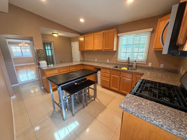 Building Photo - Unbelievable 4 Bed, 4 Bath House For Rent In Buena Park-Must See To Appreciate!
