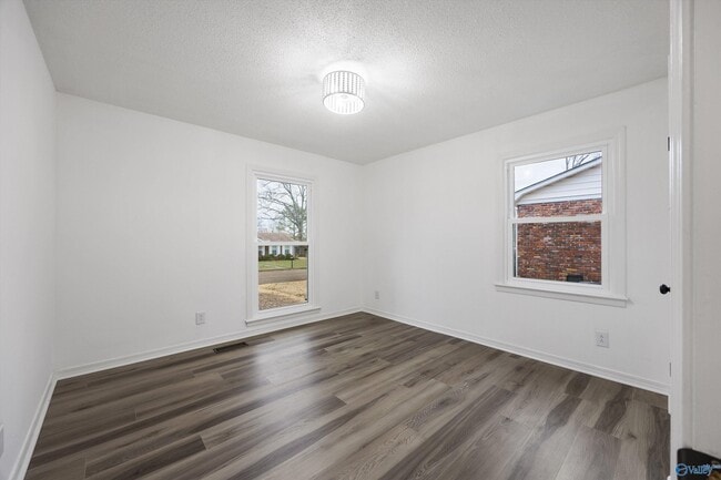Building Photo - 329 Pawnee Trail SE