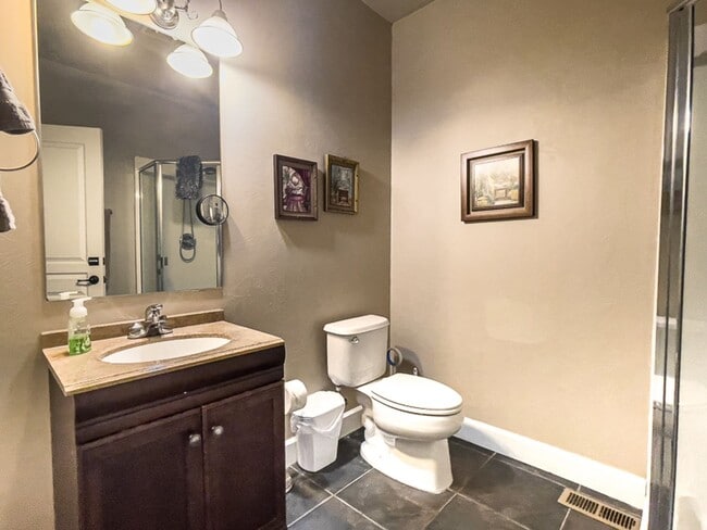 Building Photo - Jackson Creek Suite: Fully Furnished Charming Condo Nestled in Near a Creek $300