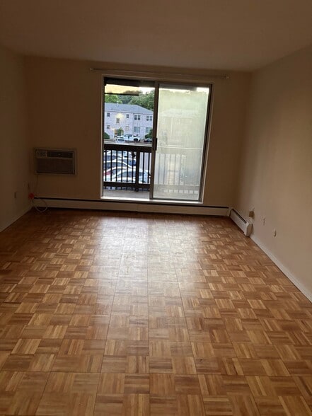 Building Photo - 144 Kenrick St