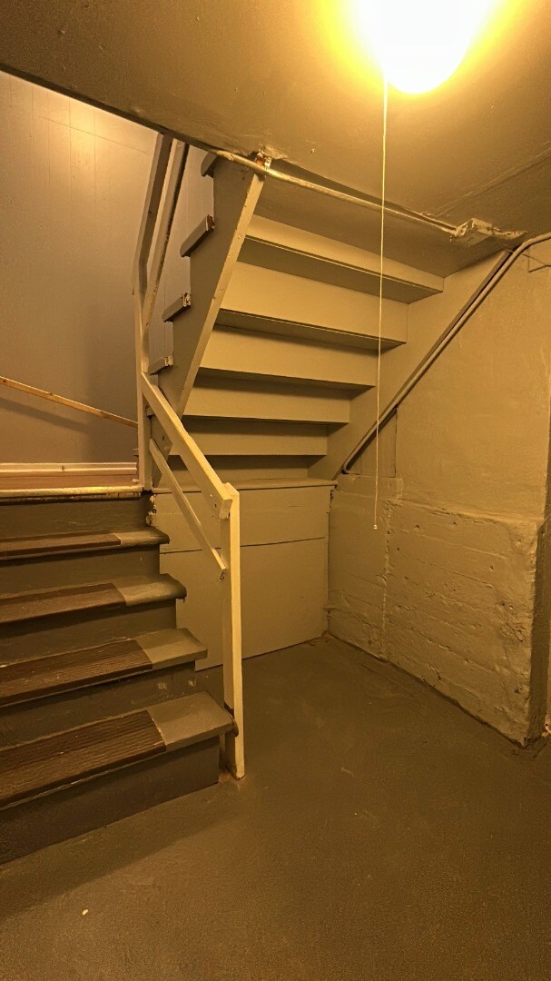 Building Photo - Freshly Renovated 5-Bedroom Home in South ...