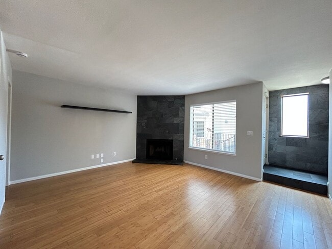Building Photo - Beautifully Upgraded 2 Bed 2.5 Bath Townhome