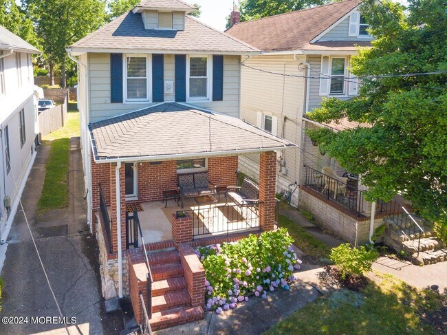 Building Photo - 1119 1st Ave