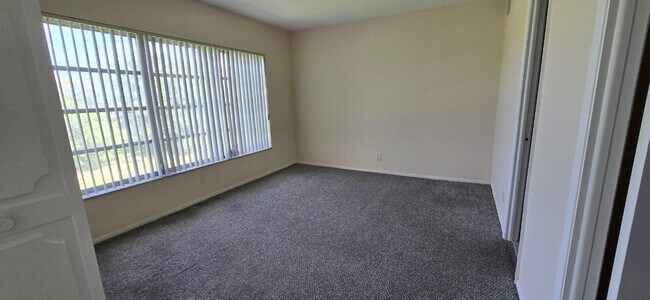 Building Photo - 3300 N Palm Aire Dr