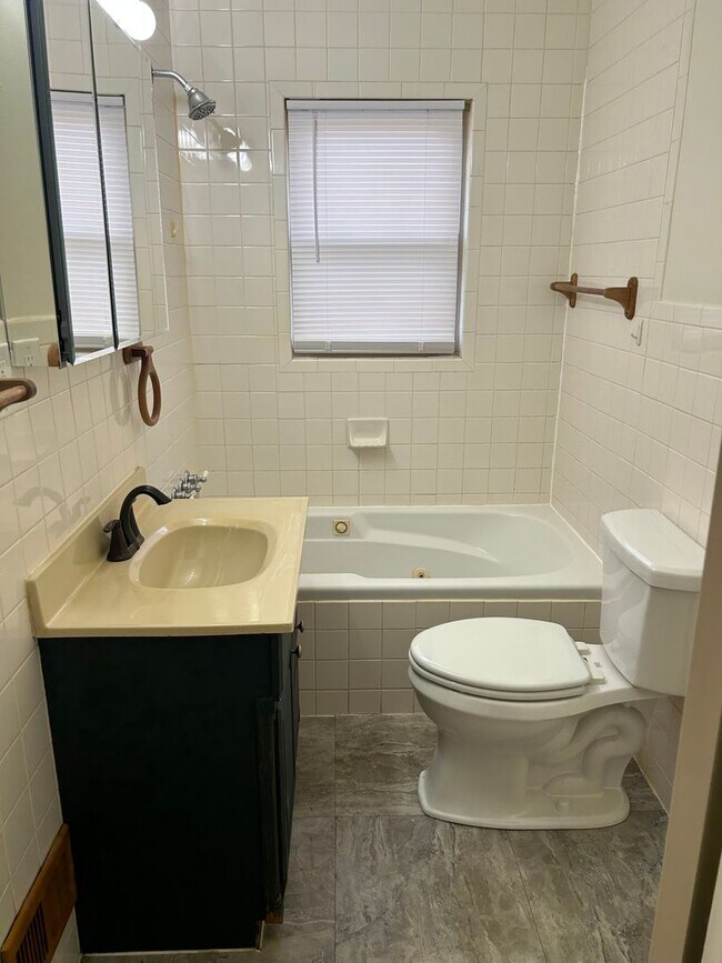 Building Photo - 3 Bedroom 2 Full Bath Home