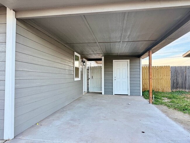 Building Photo - House For Rent