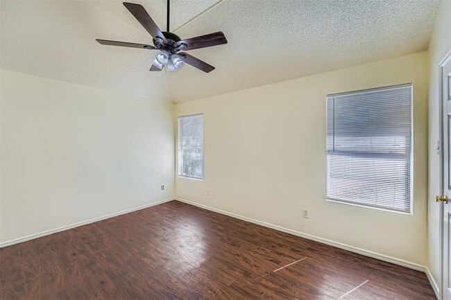 Building Photo - 1609 Honeysuckle Ln