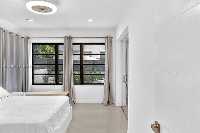 Building Photo - 1002 10th St