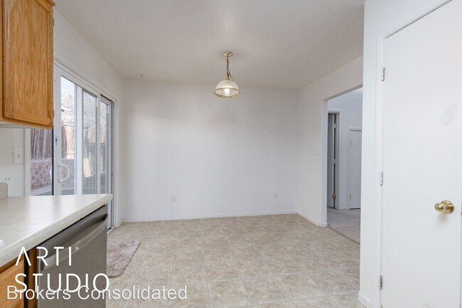 Building Photo - 3 br, 2.5 bath House - 925 Rivers Bend Dr.