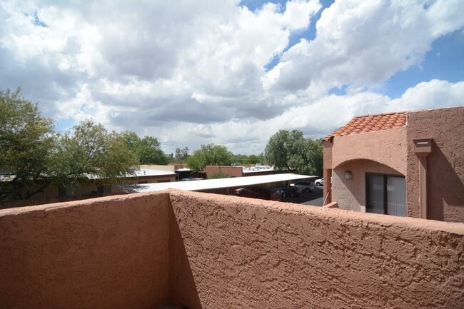 Building Photo - Recently Remodeled 2 Bedroom 2 Bath Condo! Close to the U of A!