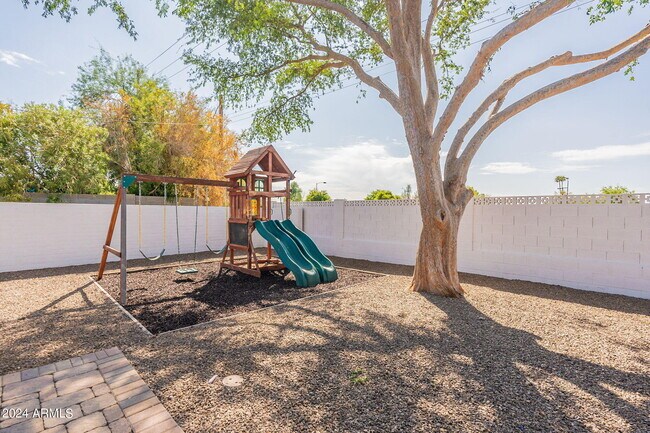 Building Photo - 6433 E Calle Camelia