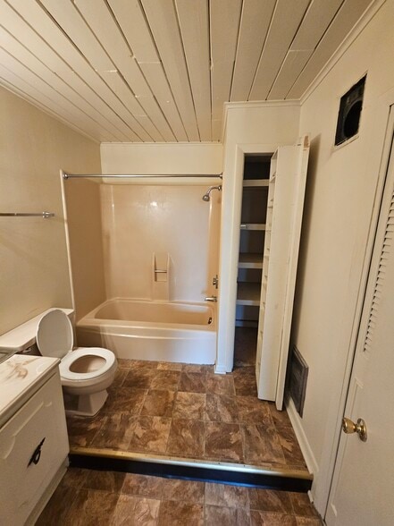 Building Photo - 2752 University Ave