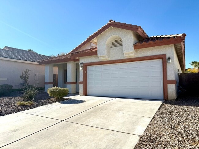 Building Photo - 3 Bedroom Home off of S Eastern and Sunrid...