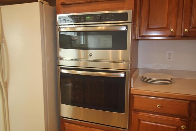 Building Photo - 4555 Fair Valley Dr