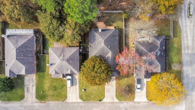 Building Photo - Well-maintained home located near Lake Conroe, offering the perfect balance of comfort & convenie...