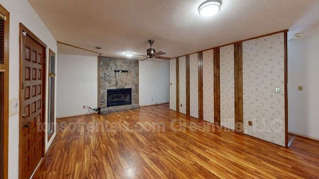 Building Photo - 102 Meadow St
