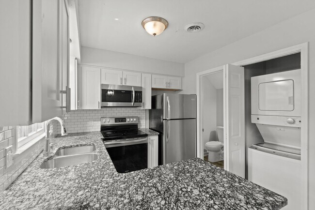 Building Photo - Raleigh 2bedroom 1.5 bathroom townhome- Available Now