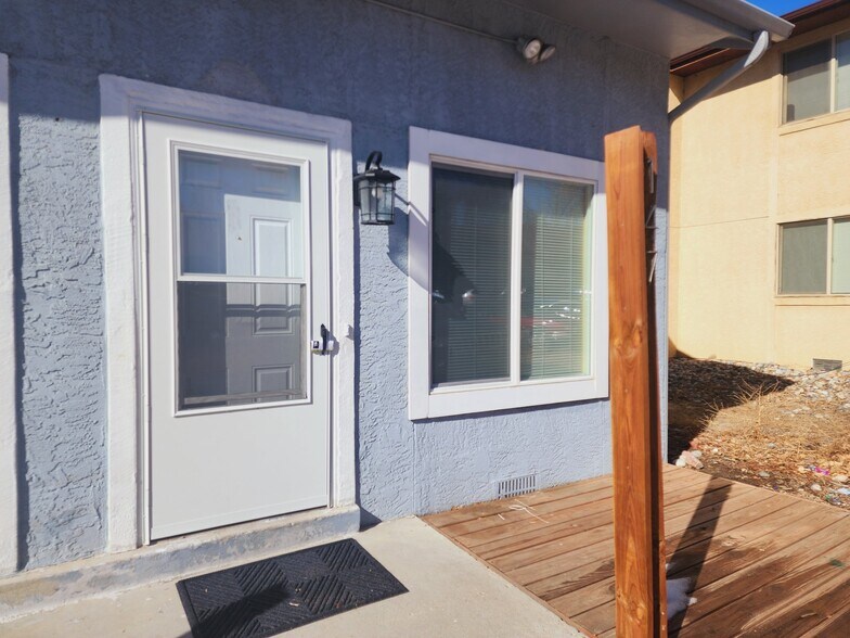 Building Photo - 147 Wellington St