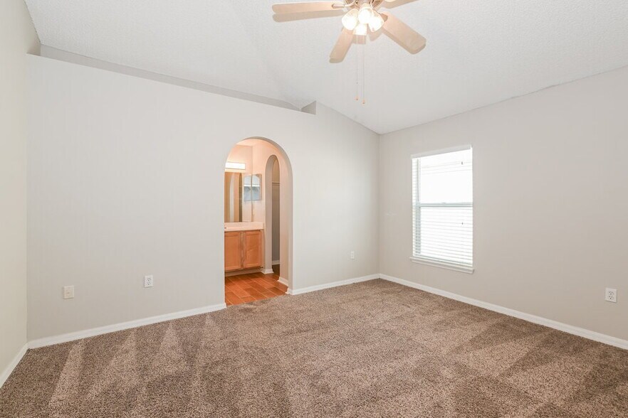 Building Photo - 8448 Oak Crossing Dr W