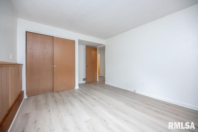 Building Photo - 9019 N Locust Ln