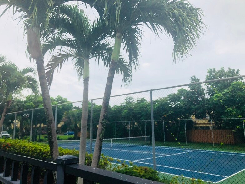 TENNIS/BBQ - 7795 Grande St