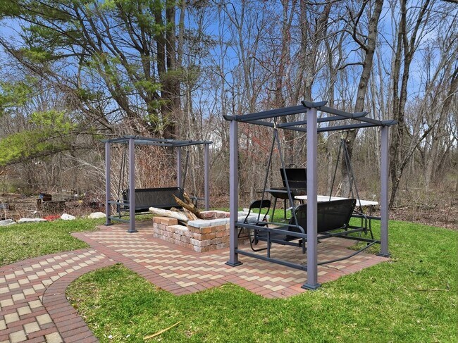 Building Photo - 146 Hecla St